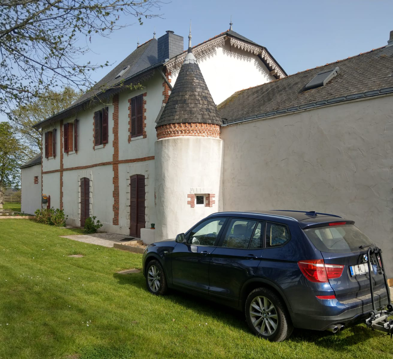 Das Château in seinem weitläufigen Garten