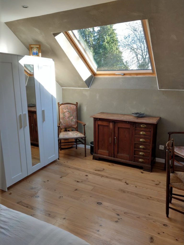Dachzimmer mit Schreibtisch