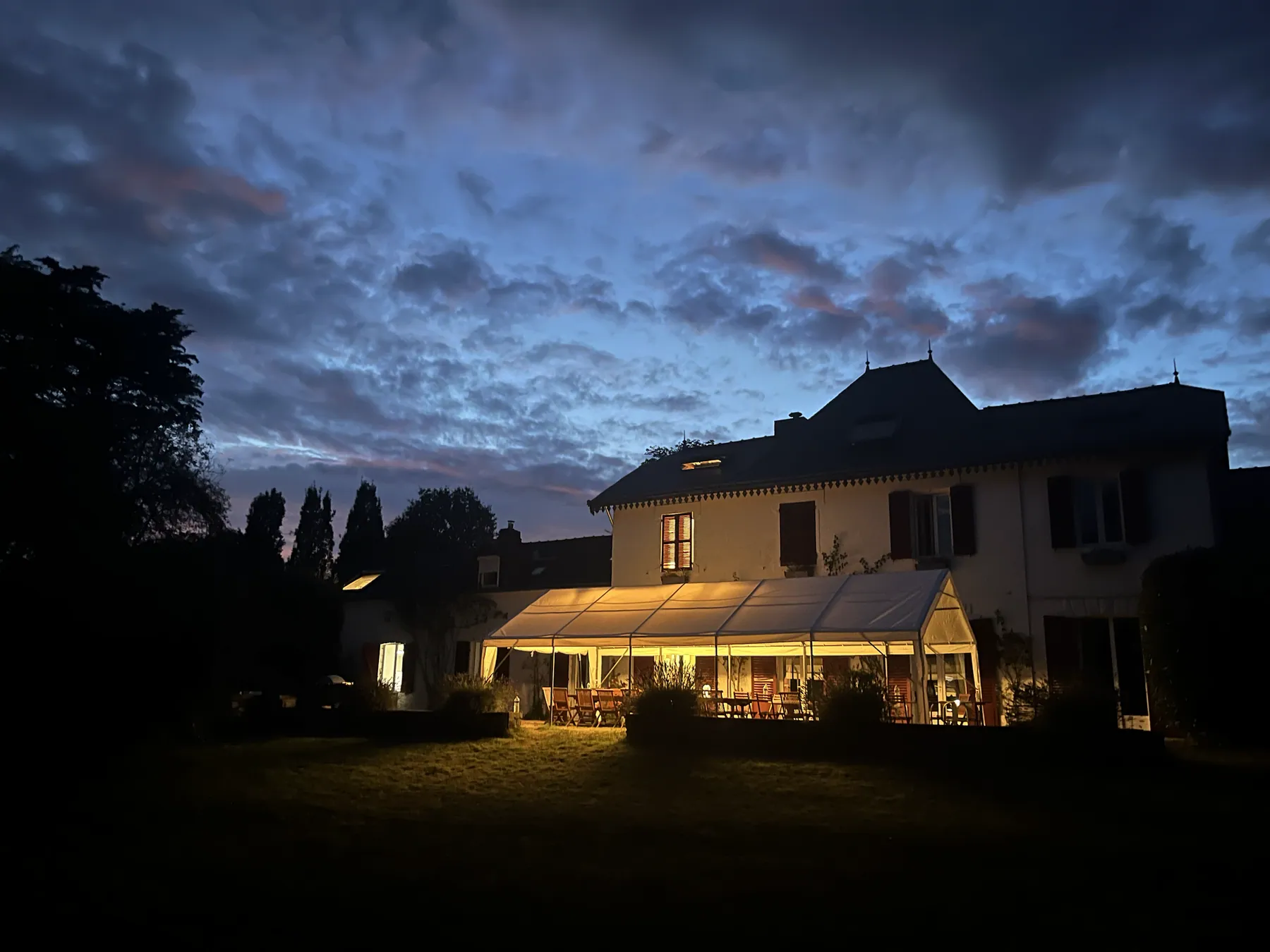 Das beleuchtete Château am Abend