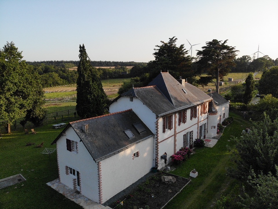 Luftaufnahme der Westseite des Château